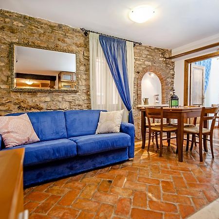 Apartments Casa Rubeus Ровин Екстериор снимка