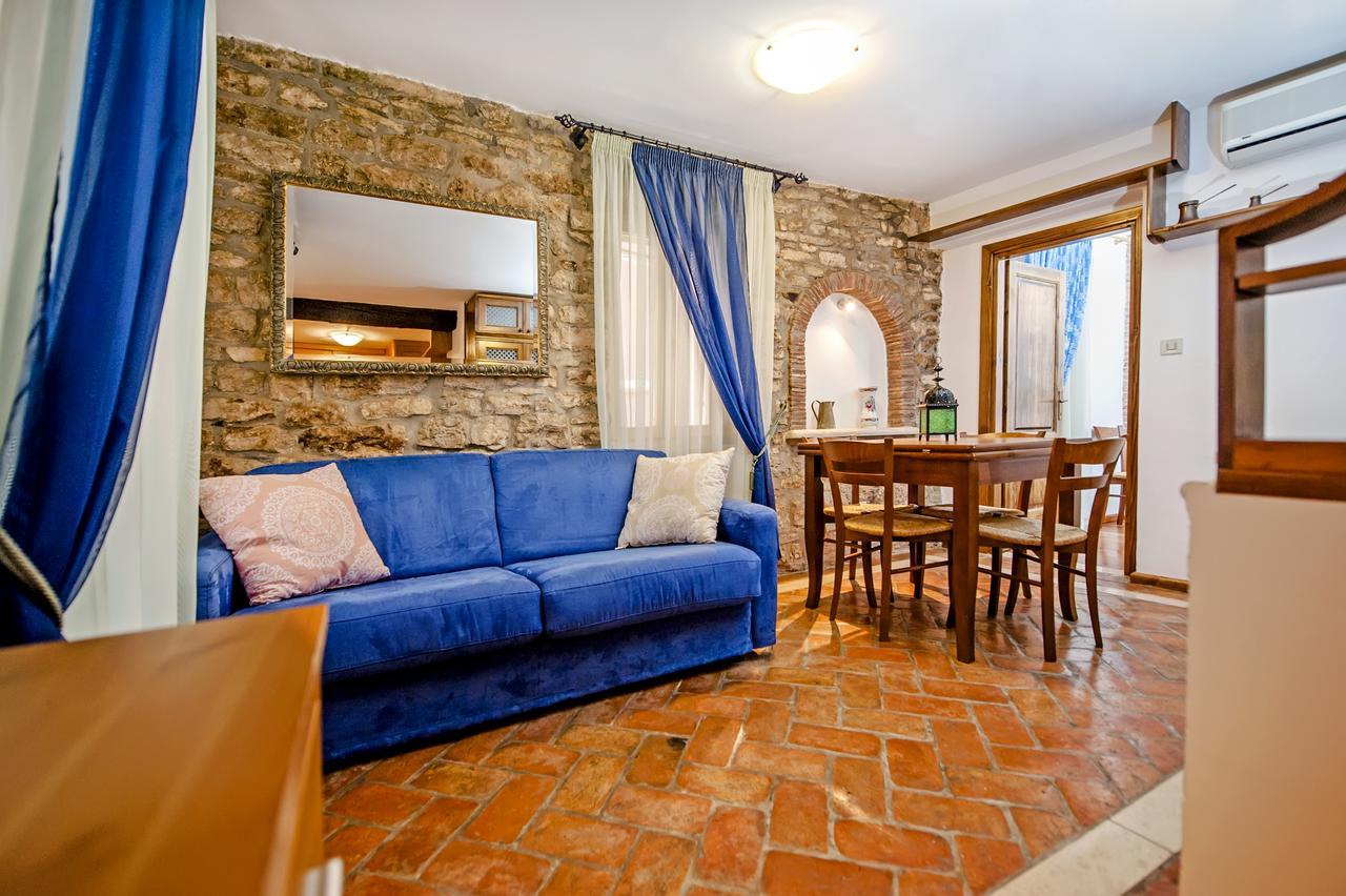Apartments Casa Rubeus Ровин Екстериор снимка