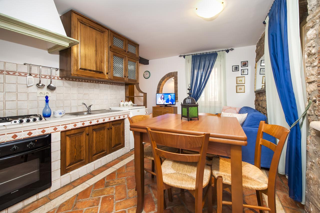 Apartments Casa Rubeus Ровин Екстериор снимка