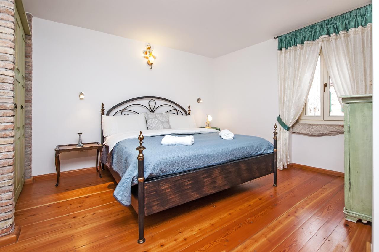 Apartments Casa Rubeus Ровин Екстериор снимка