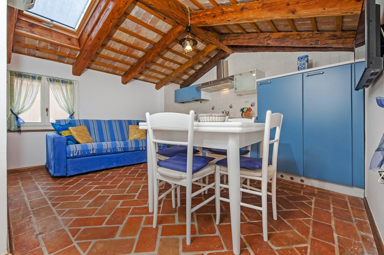 Apartments Casa Rubeus Ровин Екстериор снимка