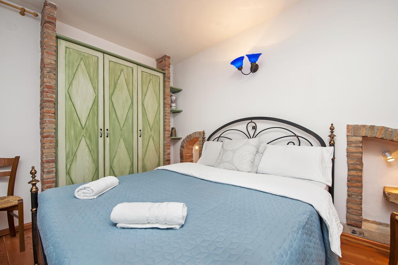 Apartments Casa Rubeus Ровин Екстериор снимка