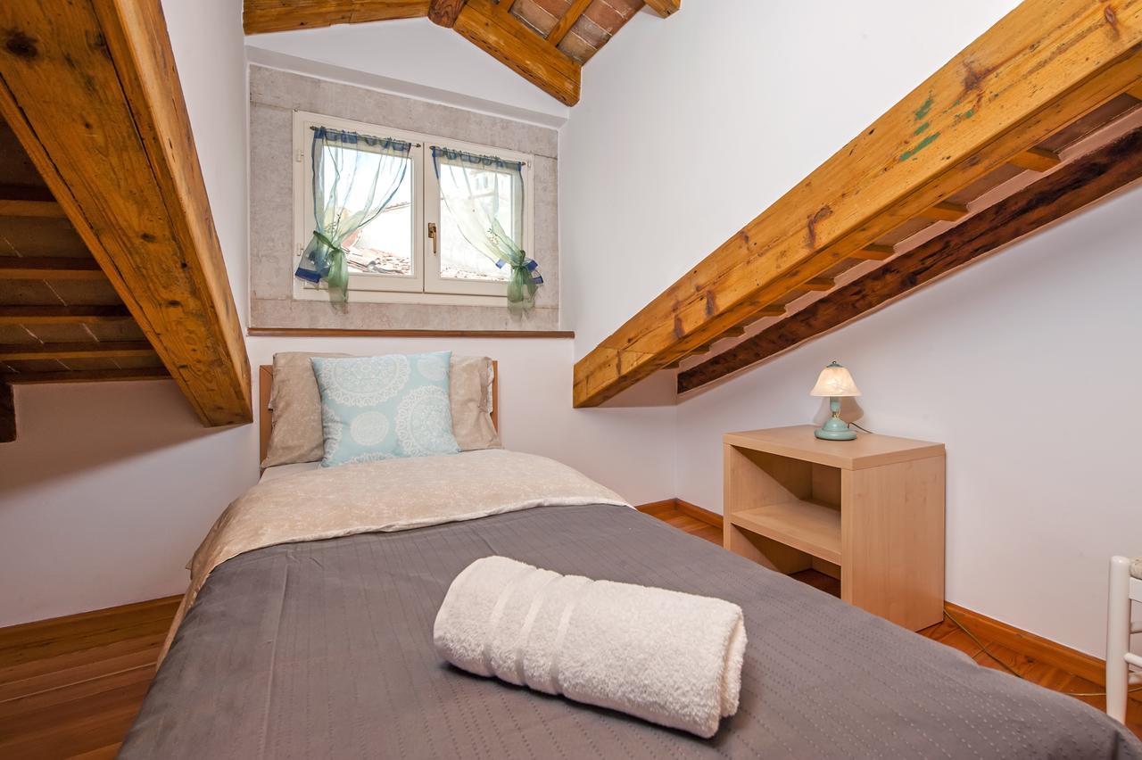 Apartments Casa Rubeus Ровин Екстериор снимка