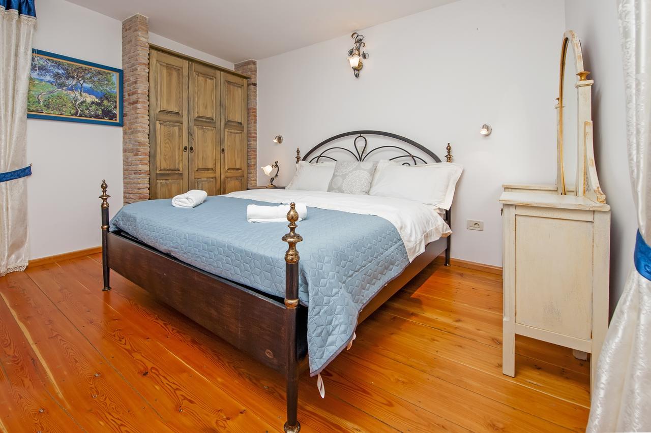 Apartments Casa Rubeus Ровин Екстериор снимка