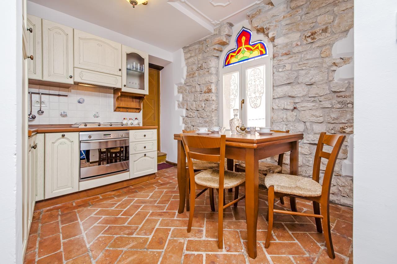 Apartments Casa Rubeus Ровин Екстериор снимка