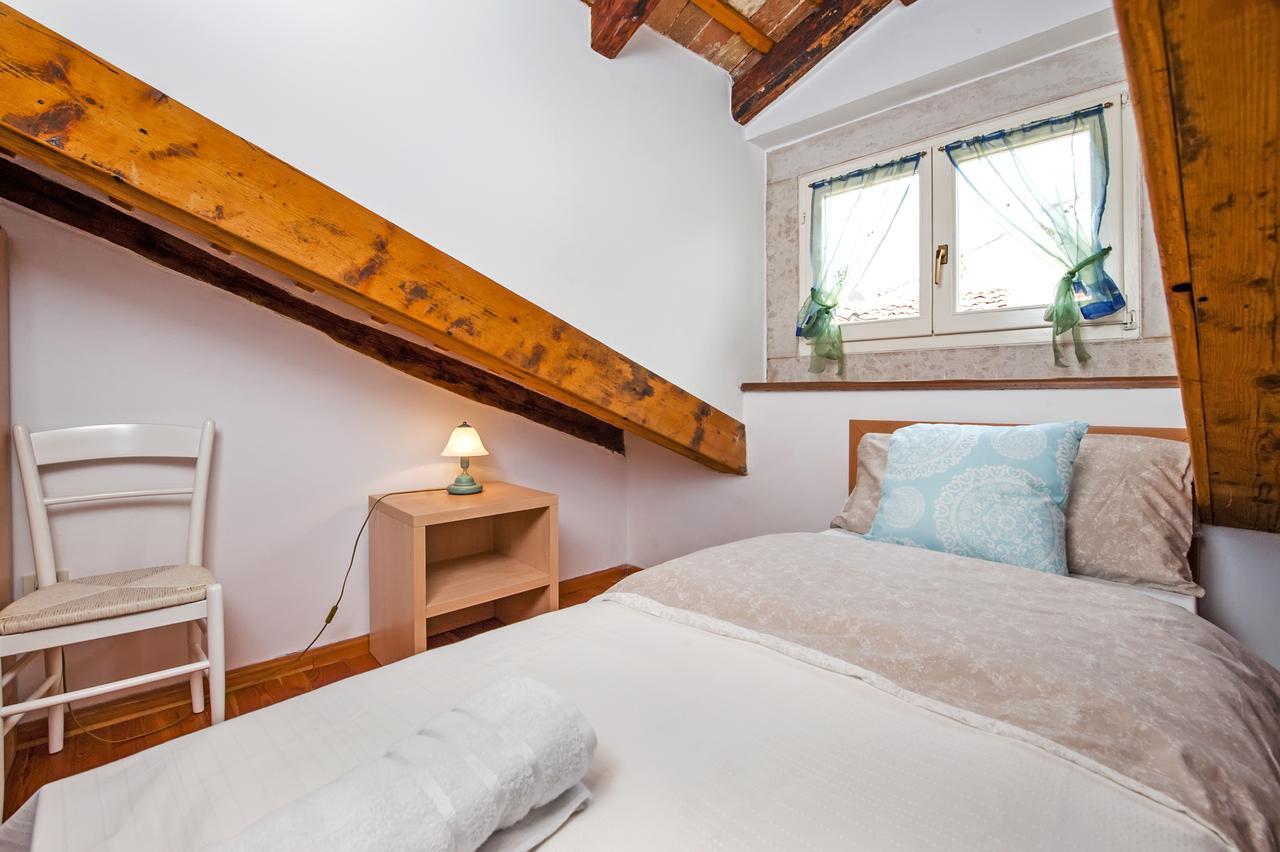 Apartments Casa Rubeus Ровин Екстериор снимка